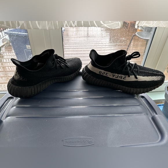 Yeezy 350 Oreo - Picture 3 of 4